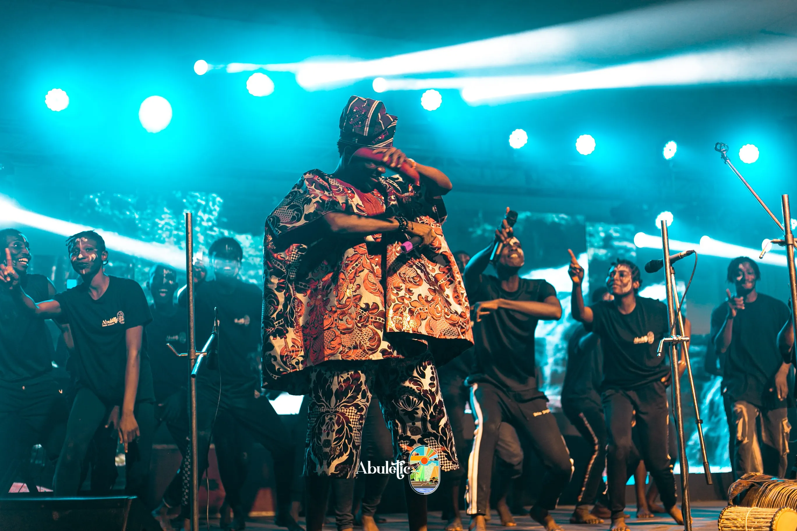 The lead performer and dancers