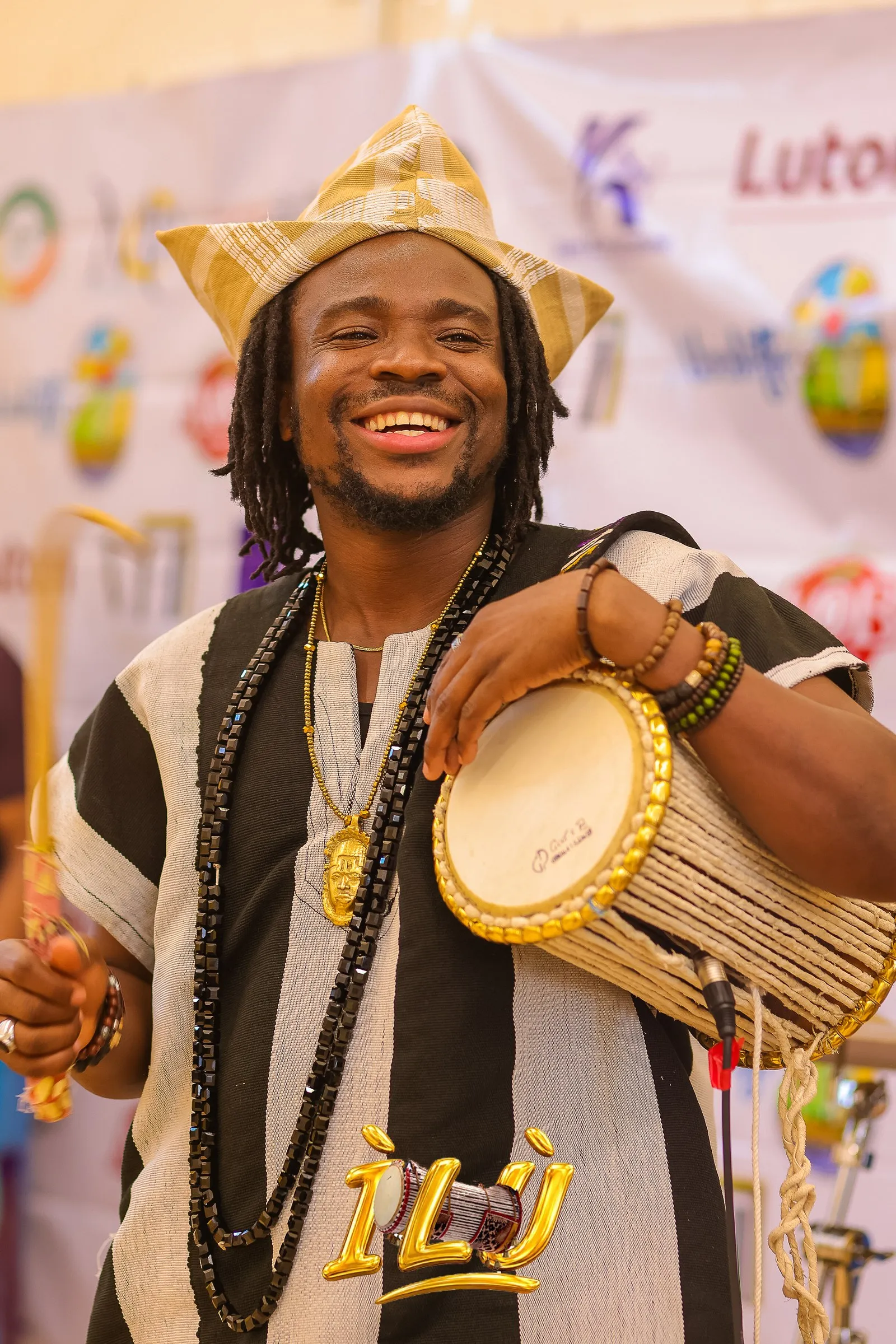 The Abuletic King with his talking drum at ÌLÙ